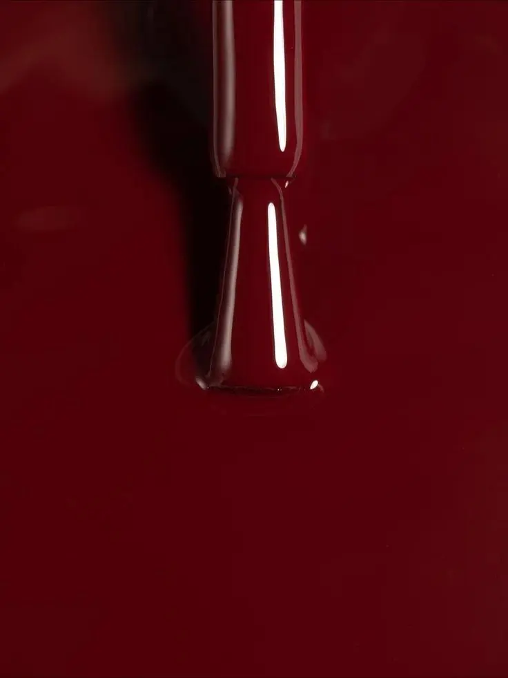 Pinceau chargé de vernis bordeaux