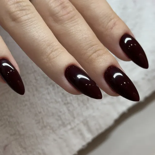 Ongles amande bordeaux, publication Instagram de Grace Manucure