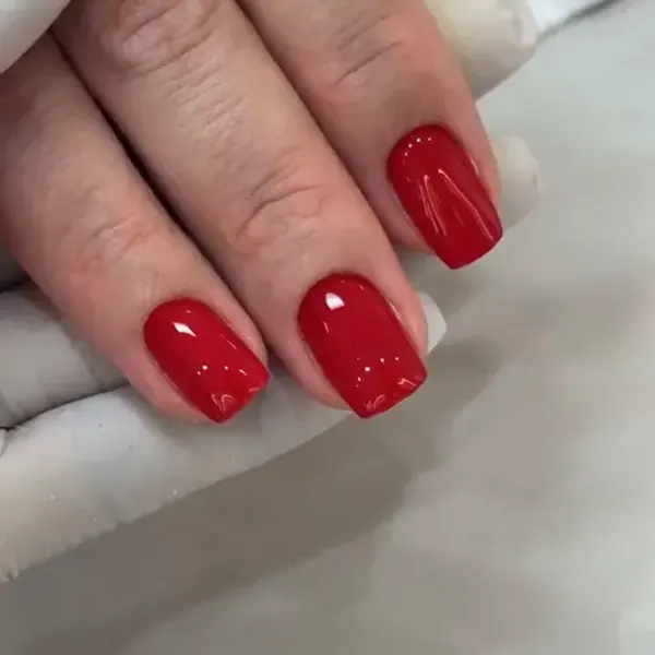 Ongles rouges en gel, publication Instagram de Grace Manucure